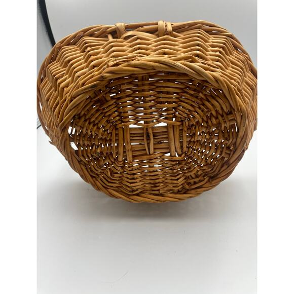 Wicker Basket with black metal swirl handle - Picture 3 of 5